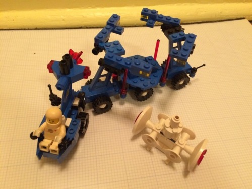 A couple wheeled Classic Space sets today - first is the little Surface Transport from 1983. Pretty 