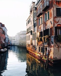 laserenissima7: Venician light  (Pinterest)