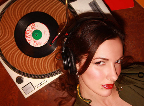 chickswithrecords:  selectress iriela. 