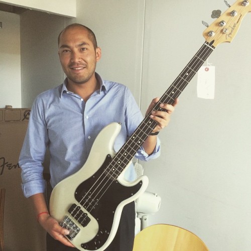 Rodrigo Chun y su Fender Blacktop Jazz Bass. #encargosfuzzbox