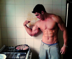 manly-muscular-machos:  Feeding those muscles