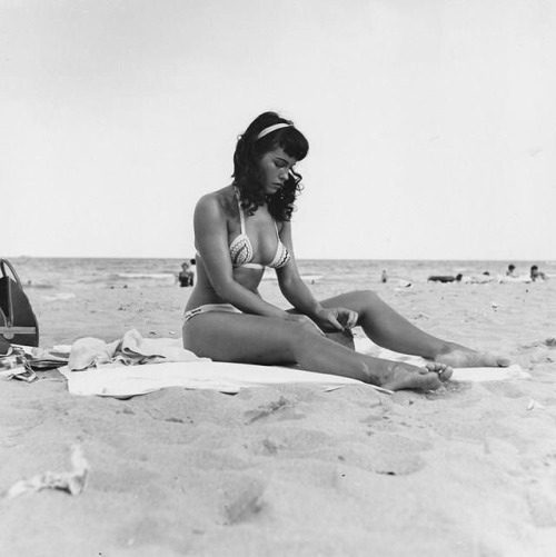 Porn Bettie Page Paparazzi-style Unposed Image photos