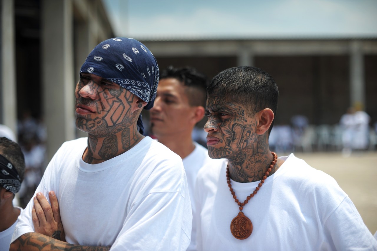 Miembros de la pandilla llamada 18 en la cárcel de Izalco , cercana a San Salvador entregan sus celulares, sus cuchillos caceros y hablan con la prensa sobre la tregua que esta y otras maras centroamericanas han comenzado para intentar disminuir la...