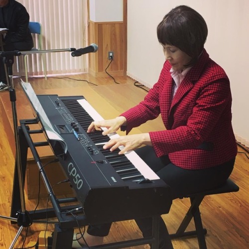懐メロをピアノで演奏する #斉藤あゆみ さん。普段は ＃よろっtoローサ で懐メロピアノコンサートを開催されています。 #namara #niigata #新潟 #ngt #ナマラ #しもまちお互いさ