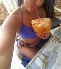 ladeejai:  Fresh coconut water by the pool.😍 💋👑