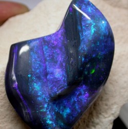 rnoon-beam:  250 carat Black Opal. what a