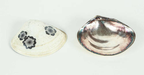 Japanese Clamshell Box with Silver Onlay and LiningA magnificent box made from a real clamshell, wit