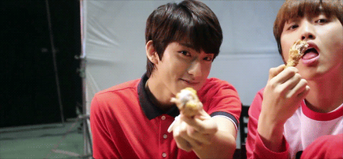 orange-sandeul:  All I wanted now is to eat chicken 