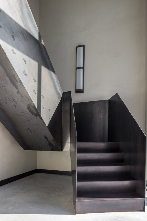 upstairsdownstairsandinbetween:“The Collector” Residence, Framework Studio,Photography by Thomas de 