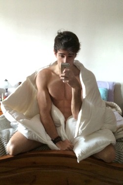 confusedcollegeguy:  bahamvt:  cuddles, anyone?  