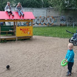 Dosug 2 / Досуг 2  #freetime #holidays #vacation #street #streetphotography #kids #family #school #playground