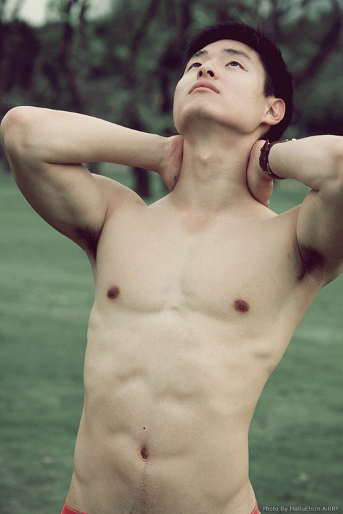 fuckyeahsgboys:  Damn~ he is cute n hawt!! 