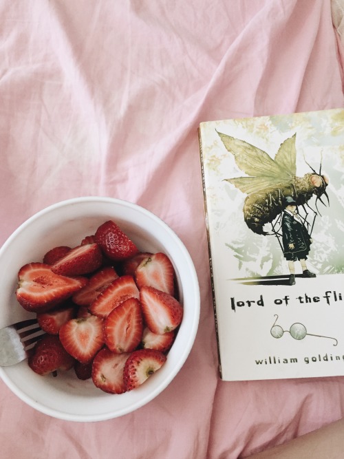 helpfvl:all you need is a good book and some fruit ig:beanie.irene