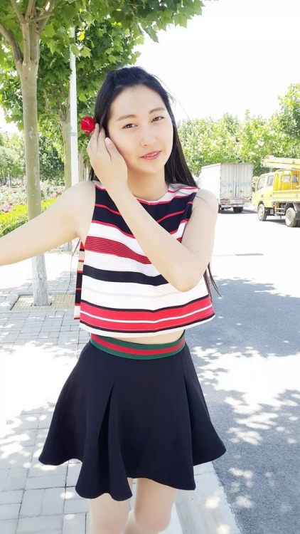 urmysexylady: gangbangdpp: 我的长腿小母狗 女朋友大四医学生在读 身高172大长腿 胸部B罩杯 从认识到给她破处不到一个月，初夜流了许多血。 长腿啪啪很舒服 小母狗经常去商场