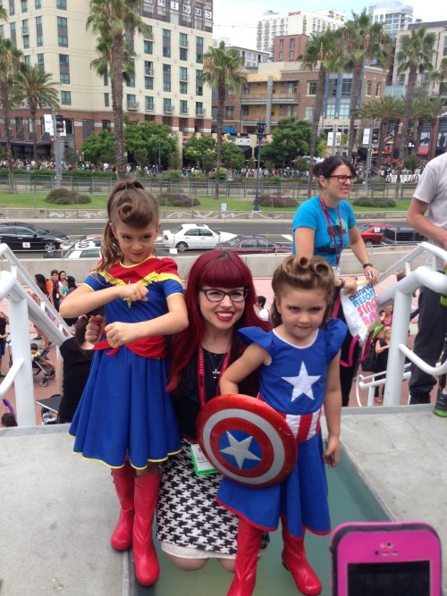 Meeting the “SO amazing” kellysue at the carolcorps meet up at SDCC!! So many great peop