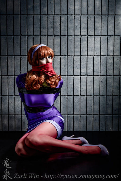 idietotapeyouup:  She’s the reason why I like damsels In distress bound and gagged wearing short dresses and nylons since I was a child….Daphne Blake from “Scooby Doo” cartoons  Oh Daphne 💋😘😍