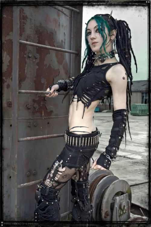 chaos-doll: Gothic Girls!™  Doing everything better than preppy mainstream bitches since 1666!