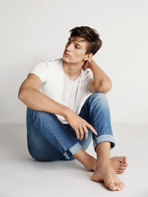 flipflopmoves:Philip Ansalone by Gina Mannberg great feet