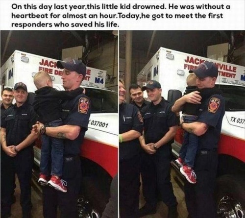 acurlygirlamy:  candy803:  clumsum:  aslowparadeoffears:  luv2ride111:  baldandjuicy:   robertgault76:   awake-society:  😭❤️😭  There are still good people out there. You just don’t see them too often on the news.   👍👍👍   Thank You