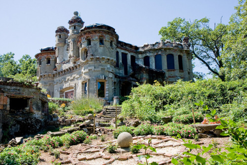 odditiesoflife:  Abandoned Bannerman Castle on Pollepel Island Businessman Francis Bannerman VI bought Pollepel Island, located on the Hudson River in New York, in 1900. He needed a place to store an arsenal. A place to store helmets, haversacks, mess
