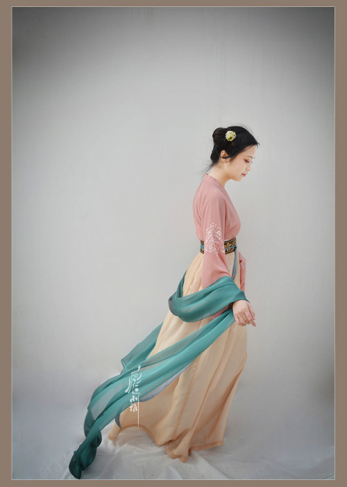 fouryearsofshades: (via 【小雅】汉服 相思 绝版-淘宝网) Waist-high Ruqun/襦裙 from 小雅’s Hanfu (han chinese cloth