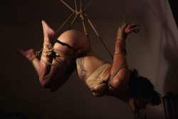 hangknot:  Rope and photo: Julien Lacoma Model: Ainokawaki