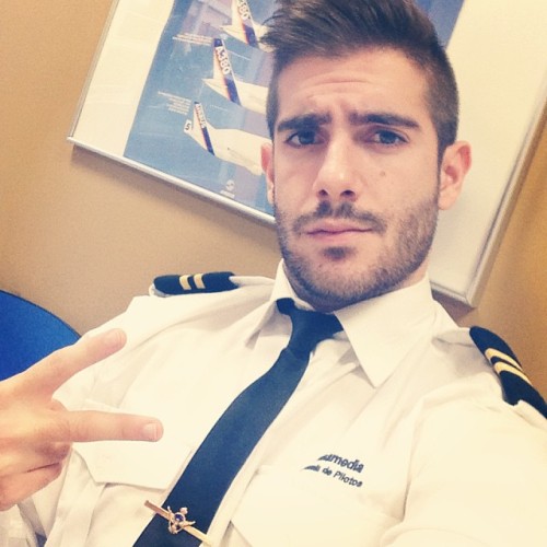 suckonmynick:  shaun-alejandro:  sign me up for HIS FLIGHT.  I’ll ride his plane anytime