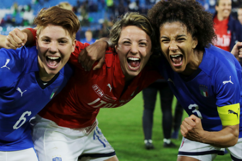 gwnts: Sara Gama, Valentina Giacinti and Manuela Giugliano of Italy celebrate the victory at the end