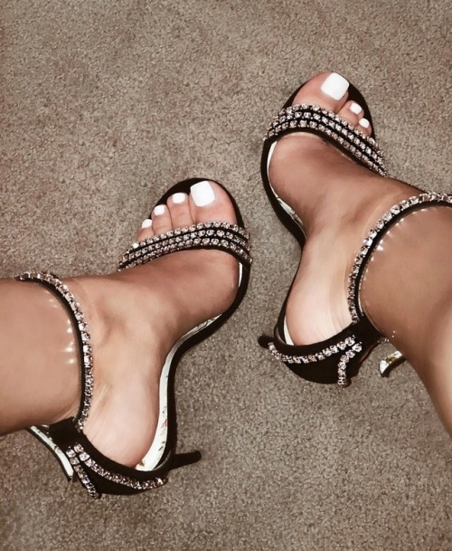 lushbarb: I have pretty feet , why not show them off ?