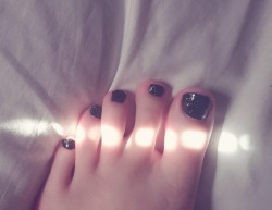 sarahsfeet:  A bit of sunshine peeking through my blinds giving my toes some attention ~ xox