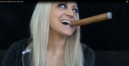 swoop-cypry02:  piperlover:  From a Britteni Banks video, at Clips4Sale  This looks so damn hot 