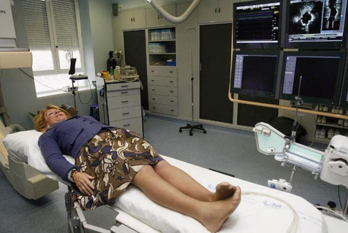 sexigapolitiker:  Spanish right-wing politician Esperanza Aguirre, former minister and president of the Madrid regional council lies on a hospital bed, showing off her nylon feet. 