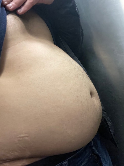 nantucketforeverboy27:  Bloated Dan aka thebestaroundbelly and he is getting porky 