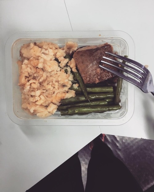 Youfoodz for lunch today!!! ☺️This is the Tasmanian glazed salmon with green beans and potato mash -