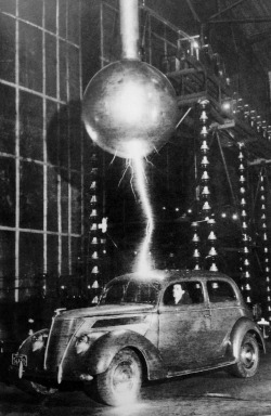 weirdvintage:  Three million volts hit a car in the Westinghouse Electric Corporation in Pittsburgh for a ‘lightning test’.  The passenger remained unharmed.  1940s. (Scanned by WeirdVintage from Getty Images’ Decades of the 20th Century: 1940s