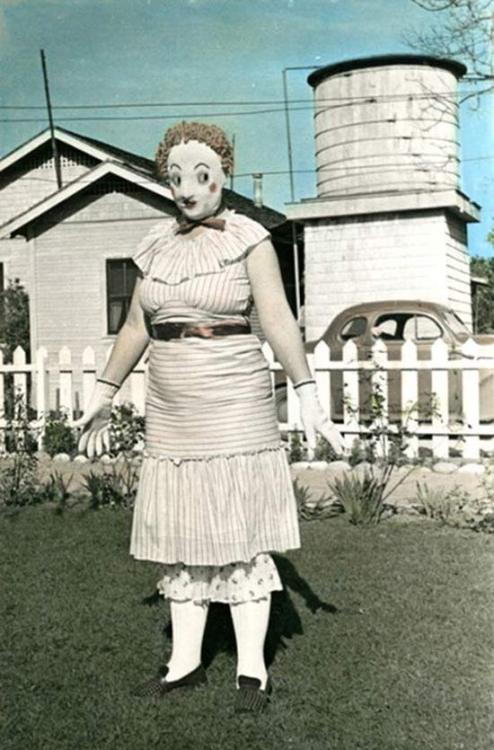 Creepy vintage Halloween costumes are one of my favorite things. (˼●̙̂ ̟ ̟̎ ̟ ̘●̂˻)