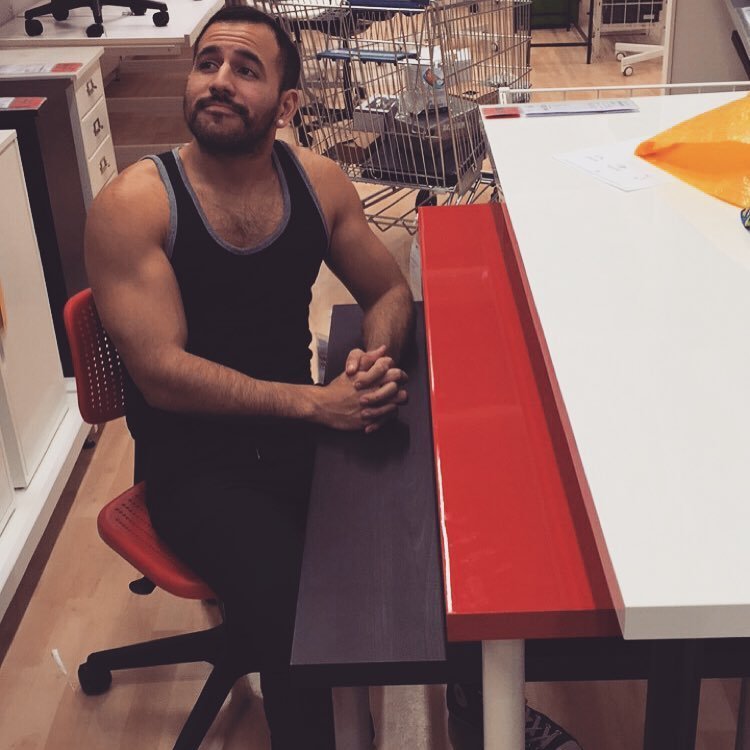 notlorenzo:  I’m totally comfortable at the lowest height. #ShortGuyProblems #IKEA