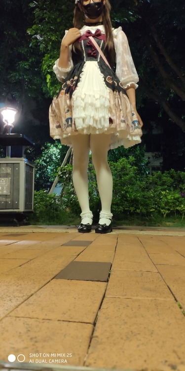 a8956234:  其实当时溜出去外面玩的时候很想拍露出的 不过附近很多监控摄像头 有点怕所以没拍就走了