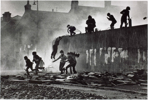 howtoseewithoutacamera: by Don McCullin Catholic youth escaping a CS gas assault in the Bogside, Der