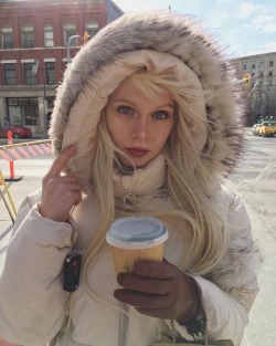 charlottewinslowfitness:  windy downtown. 💨 I get anxiety when I have coffee so I always order decaf ☕️ 