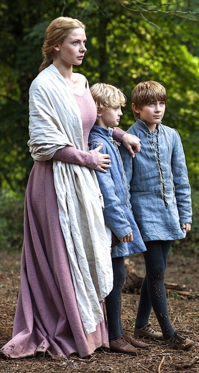 mademoisellelapiquante: Rebecca Ferguson as Elizabeth Woodville in The White Queen - 2013
