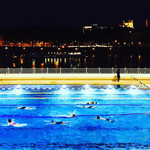 Lyon by night. #swimming #swimmingpool #outdoors #igerslyon #streetphotography #composition #moment 