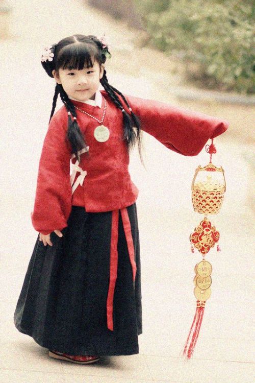 thirty-six-stratagems: Dressing Style in Ming Dynasty. Girl wearing traditional Chinese Hanfu - Type