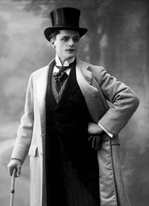 history-of-fashion:1913 Nils Sæbjørn Buttedahl (photo by Gustav Borgen)(Norwegian Museum of Cultural History)