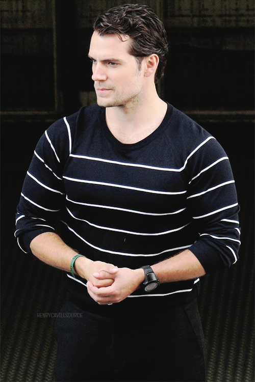 henrycavillsource: Henry leaves Hall H after Warner Bros. Pictures Panel at Comic-Con