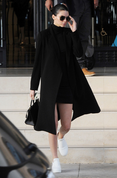 kendalljennernet:   December 10: Kendall leaving Barneys in Beverly Hills (HQs)