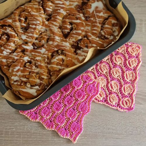 Friday baking - and it&rsquo;s apple cinnamon buns again. Here with #knitted potholders that are mad