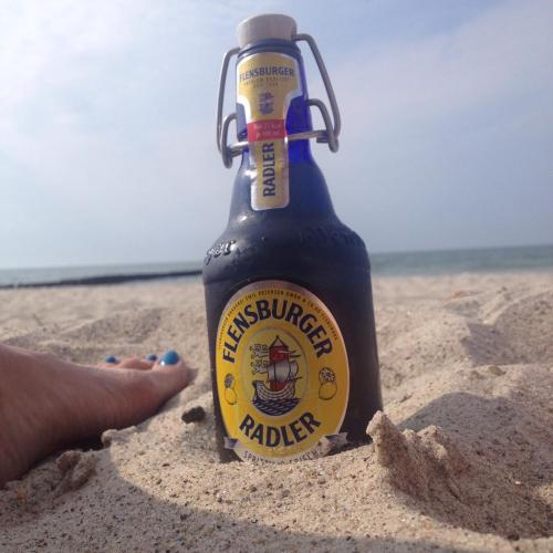 Werbung für FLenSbUrgeR gemacht! #flensburger #radler #ostsee #beach #sun #love #daswarlecker #