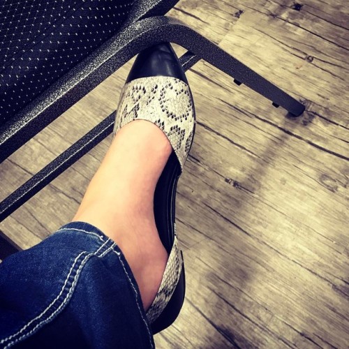 Absolutely love these shoes! They show off my #arches and they’re just fun to wear! #flatsdang