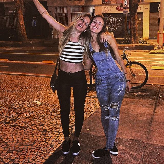 As dores, a gente transforma em poemas.